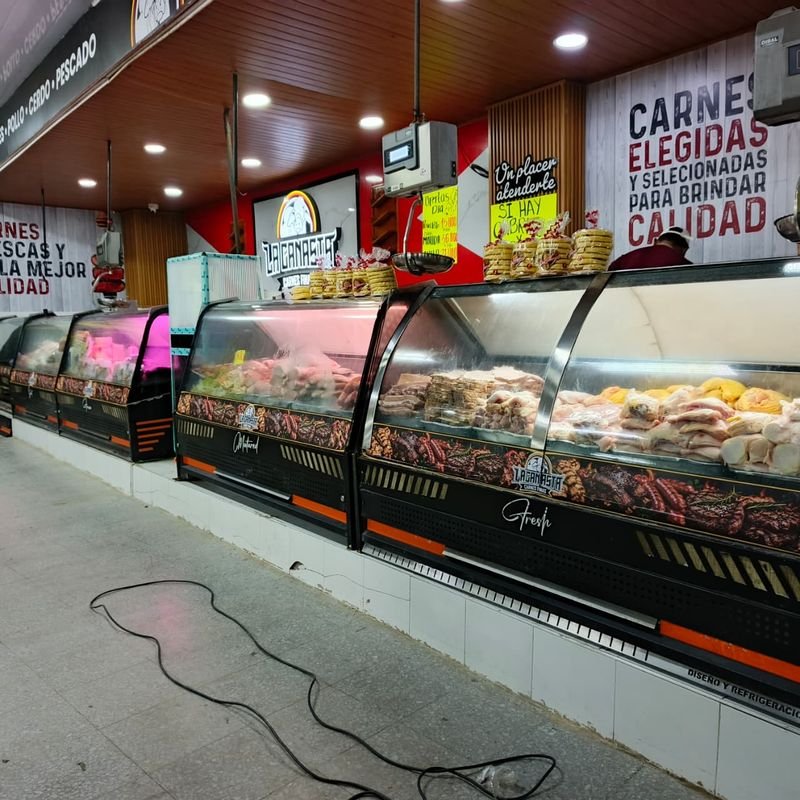 Branding de local: Vinilos en vitrinas, neveras y paredes · Carnicería